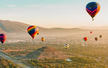 Hot air balloon's over Teotihuacan, México